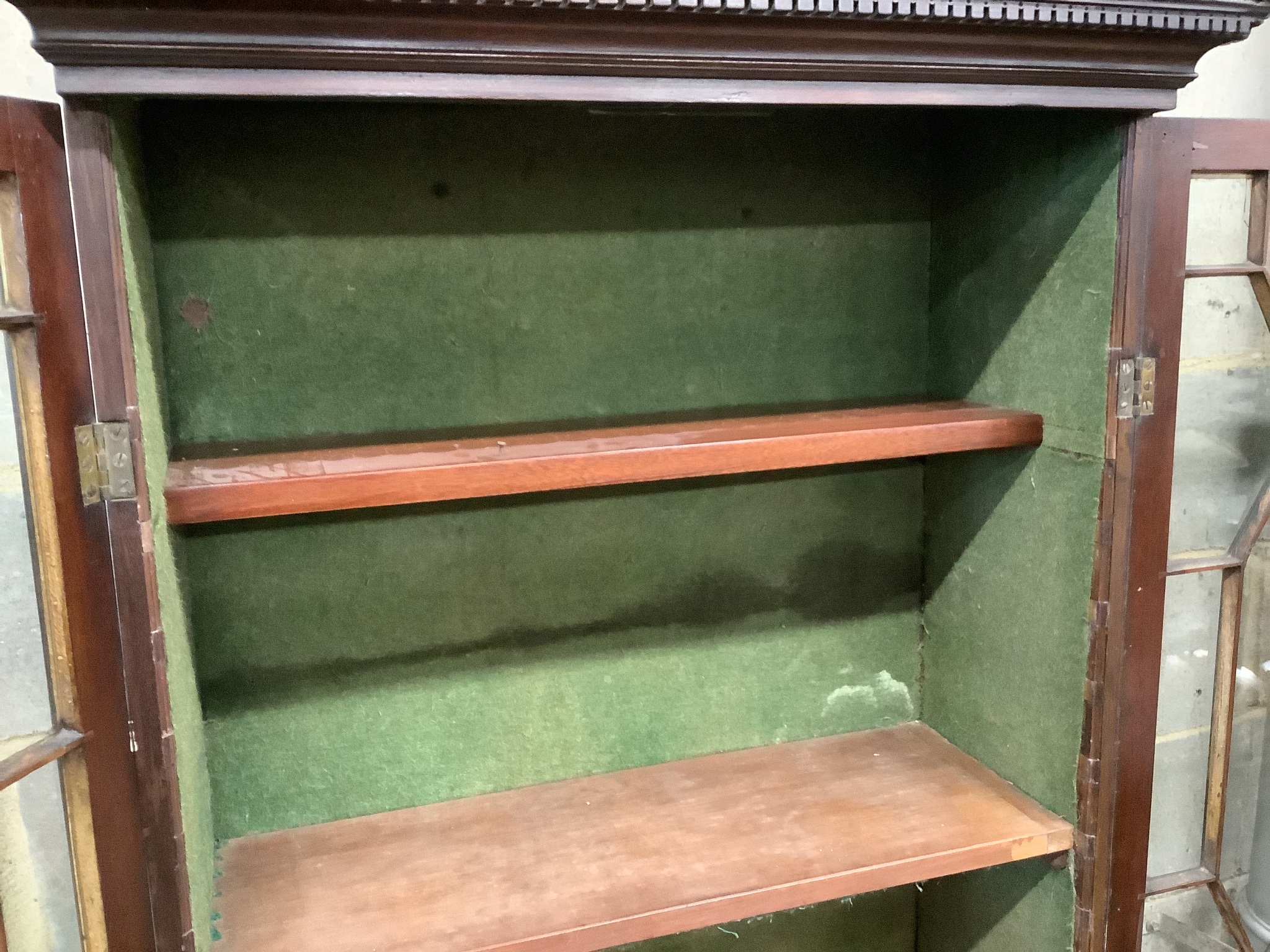 A George III style mahogany bookcase/gun cabinet